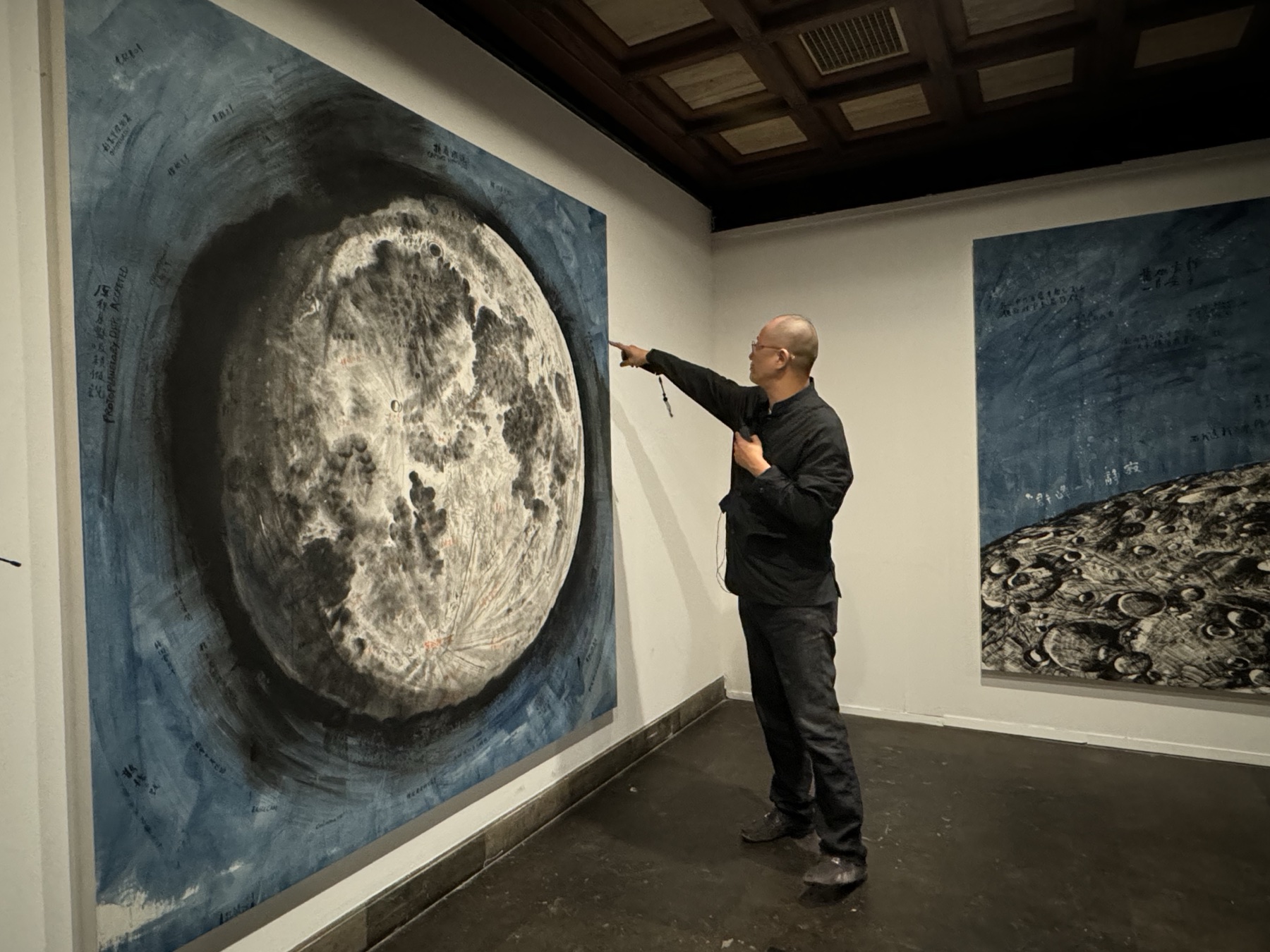 《镜花水月》展览现场，月亮图像与艺术家导览