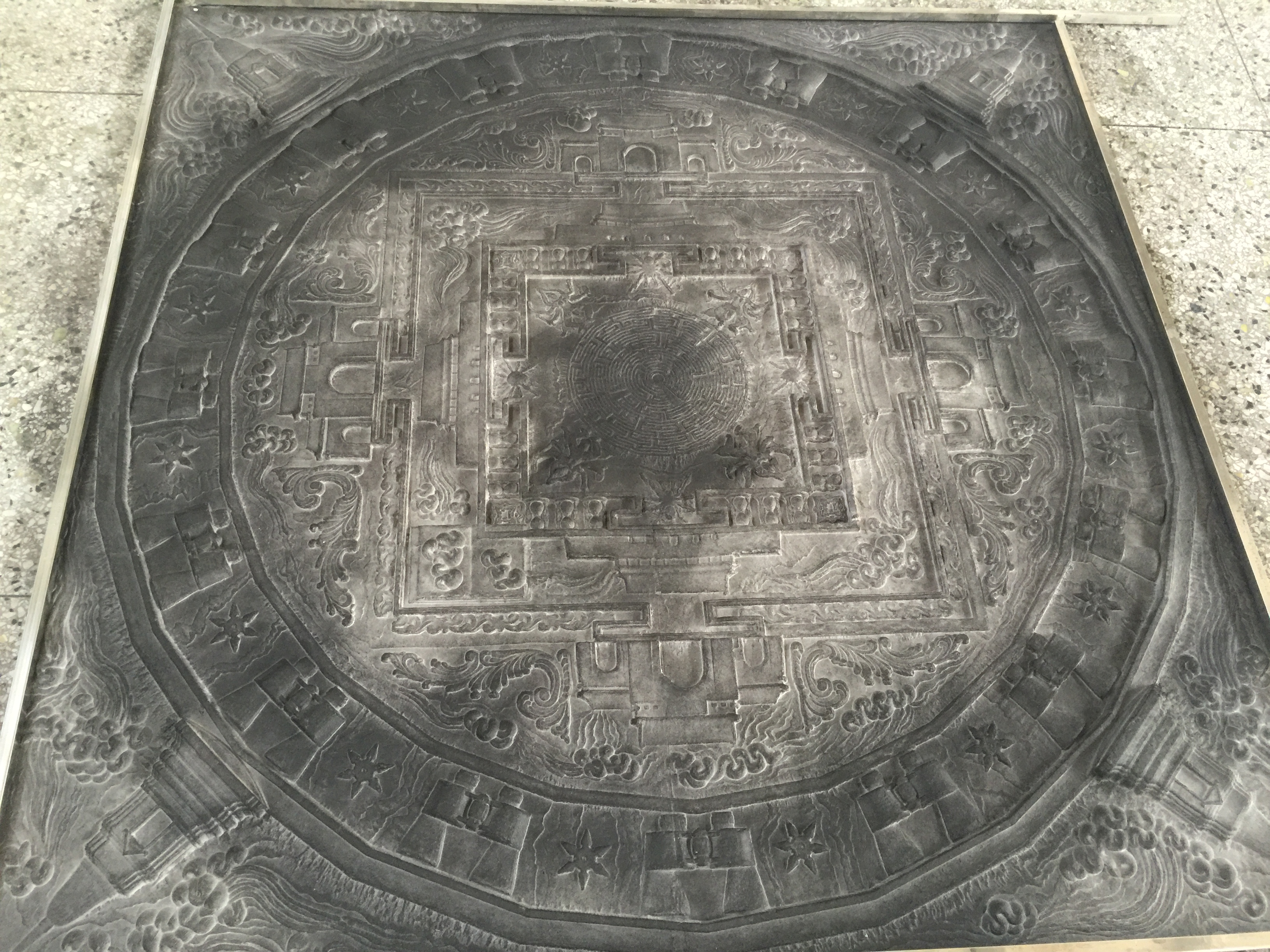 《曼陀罗》纸雕制作现场